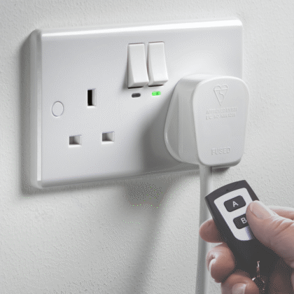 13A Double Gang Remote Control Switched Plug Socket White Knightsbridge CU9R